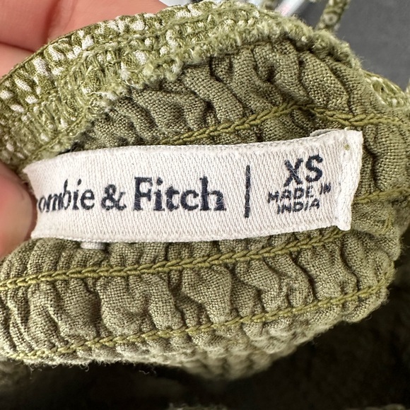 Abercrombie & Fitch All-Over Smocked Flutter Sleeve Top XS in green - Picture 4 of 4